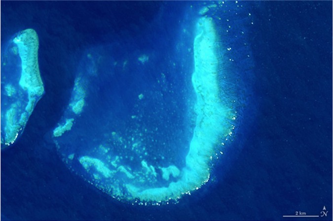 Một thiết bị của vệ tinh Landsat 8 đã chụp lại được bức hình chữ J trên các rạn san hô khổng lồ trên đảo Trunk, gần Townsville, Australia.