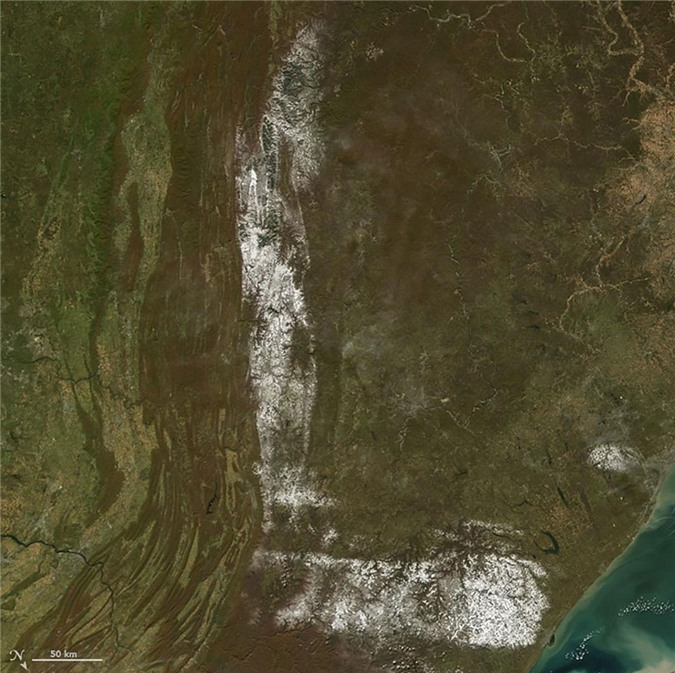 Tháng 10/2008, MODIS trên vệ tinh Aqua đã chụp lại được bức ảnh ở miền Đông Bắc nước Mỹ đang được phủ đầy tuyết. Chính những lớp tuyết nơi đây đã tạo lên khung hình rất giống với chữ cái L