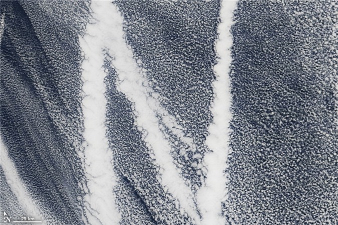 Ngày 4/3/2009, một lần nữa thiết bị MODIS trên vệ tinh Terra đã chụp lại được bức ảnh về khung cảnh hình chữ N, của một con tàu trên biển Thái Bình Dương đang thải ra khí thải.