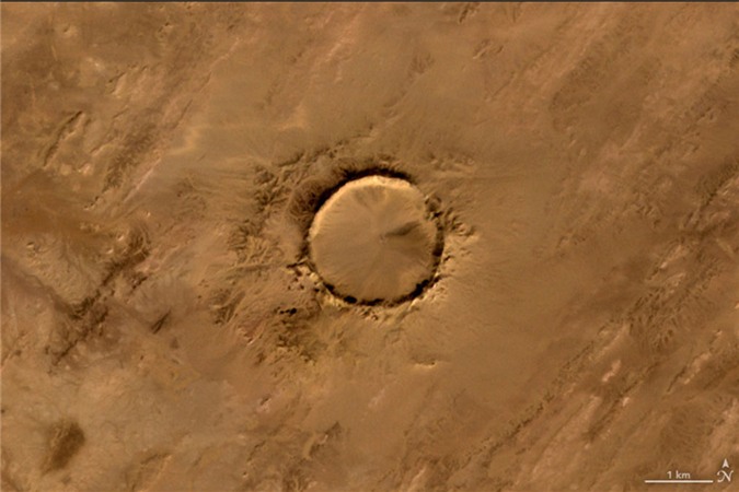 Những bộ cảm trên vệ tinh Terra đã chụp lại được hình ảnh của thiên thạch Tenoumer trong miệng núi nửa ở Cộng hòa hồi giáo Mauritania. Thiên thạch này đã kẹt ở Trái Đất cách đây khoảng 10.000 - 30.000 năm trước và chúng có hình dáng khá giống với chữ O trong bảng chữ cái.