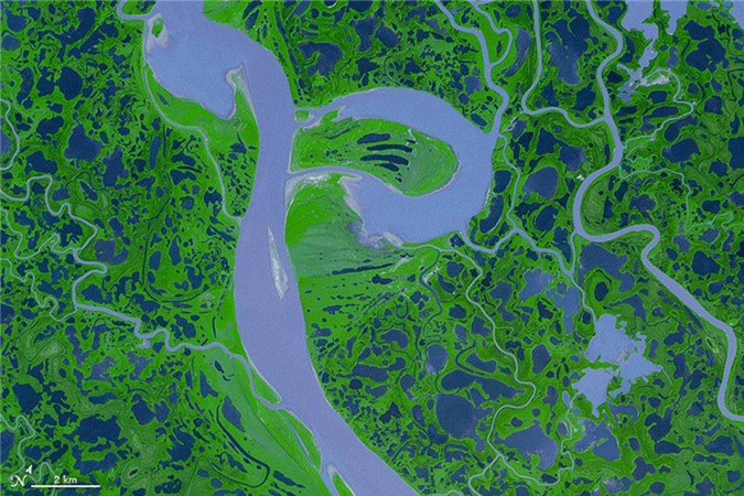 Một lần nữa những chiếc máy ảnh trên vệ tinh Terra đã chụp được bức hình chữ P trên dòng sông Mackenzie ở Canada.