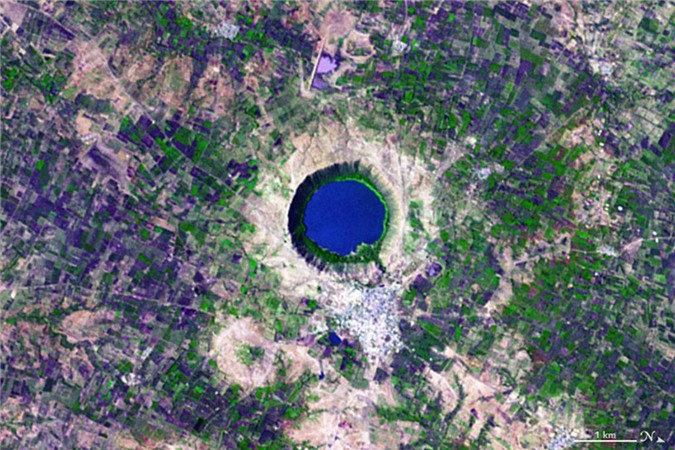 Bộ cảm ASTER trên vệ tinh Terra vô tình ghi lại được bức hình chữ Q tại hồ nước Lonar Crater nằm ở thị trấn Lonar, bang Maharashtra của Ấn Độ.