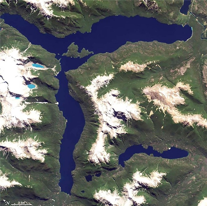 Tháng 1/2015, OLI trên Landsat đã nhanh chóng chụp được hình ảnh của hồ Lago Menendez trong khuôn viên vườn quốc gia Los Alerces ở Argentina, khi chúng có hình dáng không thể giống hơn với chữ R trong bảng chữ cái.