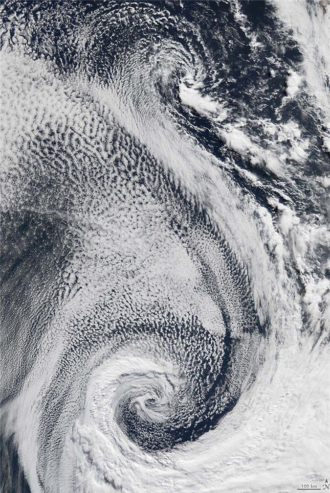 Nhìn thấy bức hình về những đám mây xoáy này, chúng ta không thể không nghĩ đến chữ cái S. Chúng được thiết bị MODIS trên vệ tinh Tera ghi lại trên biển Đại Tây Dương.