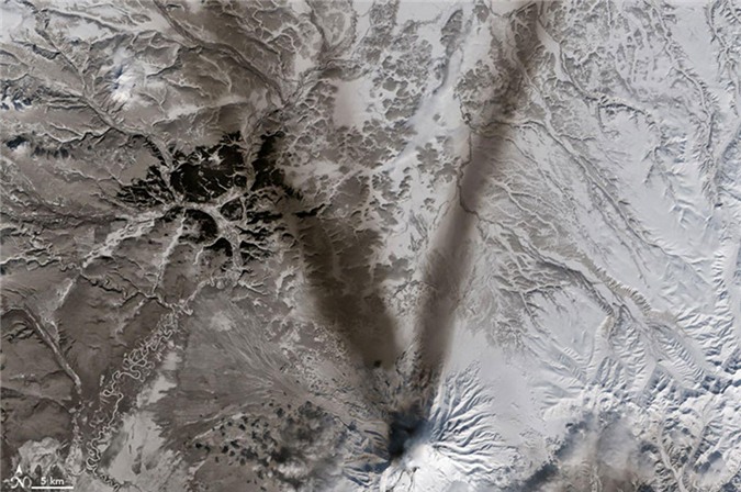 Tháng 3/2015, thiết bị OLI trên Landsat 8 đã chụp lại được bức ảnh hình chữ V, khi khoảnh khắc tuyết bao phủ trên núi nửa Shiveluch ở bán đảo Kamchatka ở Nga.