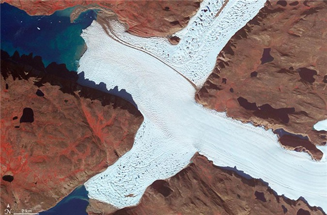 Tháng 8/2012, bộ cảm ASTER trên vệ tinh Terra nhanh chóng ghi lại được bức ảnh hình chữ X ở phía Tây Bắc của dòng sông băng Leidy Glacier ở đảo Greenland.