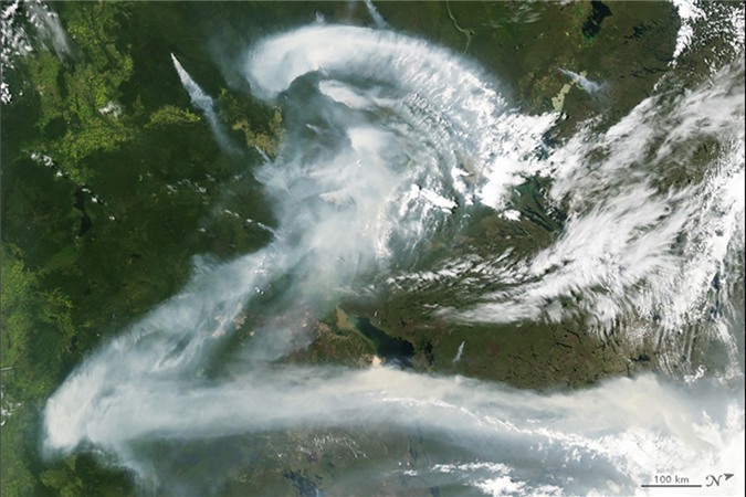 Tháng 7/2012, thiết bị MODIS trên vệ tinh Aqua của NASA đã ghi lại được bức ảnh từ đám khói trong một vụ cháy rừng ở Canada. Nhìn chúng, ai cũng có thể hình dung ra nó rất giống với chữ Z trong bảng chữ cái Tiếng Anh.