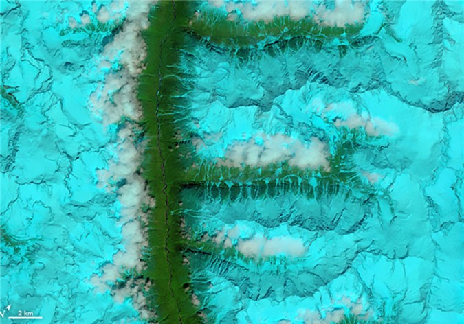 Thiết bị OLI trên Landsat 8 thêm một lần nữa chụp lại được bức hình chữ F tại một thung lũng và dãy núi được bao phủ hoàn toàn bởi tuyết trắng ở phía Đông Nam Tây Tạng.