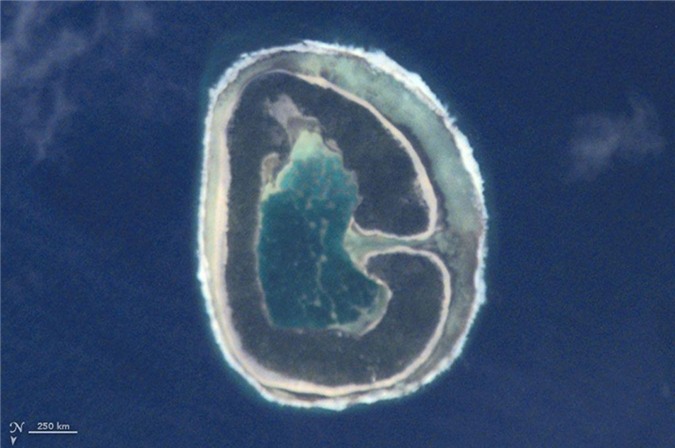 Bức hình xuất hiện trên đây có dáng vẻ không khác lắm chữ G trong bảng chữ cái. Đây là hình ảnh được chụp tại đảo san hô Pinaki thuộc lãnh thổ hải ngoại của Pháp, do phi hành gia trên trạm ISS ghi lại được.