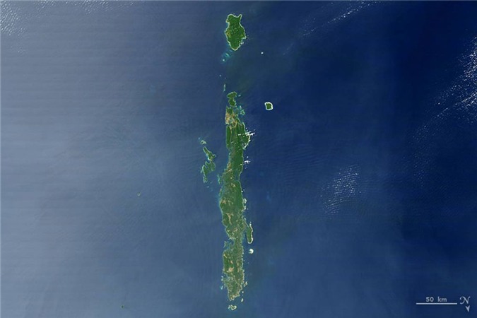 Vào ngày 10/2/2007, thiết bị MODIS trên vệ tinh Terra của NASA đã ghi lại được bức hình về quần đảo Andaman, khi chúng có hình dáng khá giống với chữ I. Các vành đai mỏng hiện sáng xung quanh, chính là những rạn san hô nổi lên sau trận động đất ở gần đảo Sumatra (Indonesia) năm 2004.