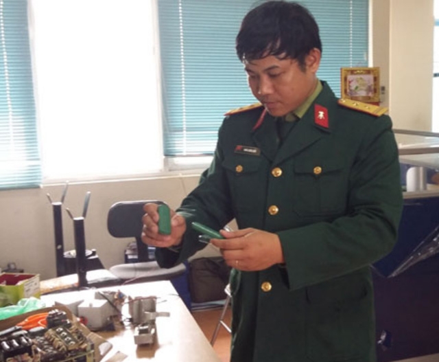 Trung tá, TS Trần Xuân Kiên bên cạnh chiếc USB mới. (Ảnh: Quân Đội Nhân Dân)