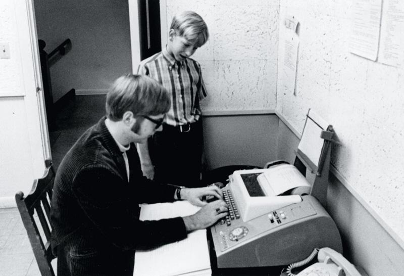  Bill Gates (13 tuổi - đứng) và Paul Allen (15 tuổi) đam mê lập trình từ thời còn học trường cấp hai. Ảnh: Imgur