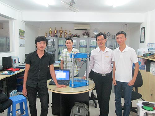 Nhóm sinh viên trường ĐH Hutech bên sản phẩm máy in 3D