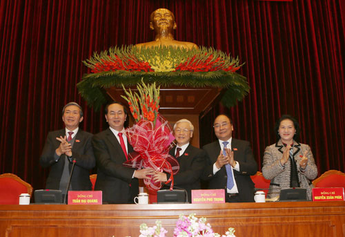 Tổng Bí thư Nguyễn Phú Trọng (giữa) tái đắc cử Tổng Bí thư khóa XII.