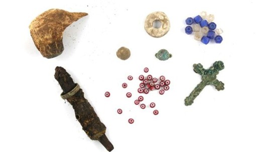 
Các món trang sức thủy tinh trong những ngôi mộ. Ảnh: HEADLAND ARCHAEOLOGY
