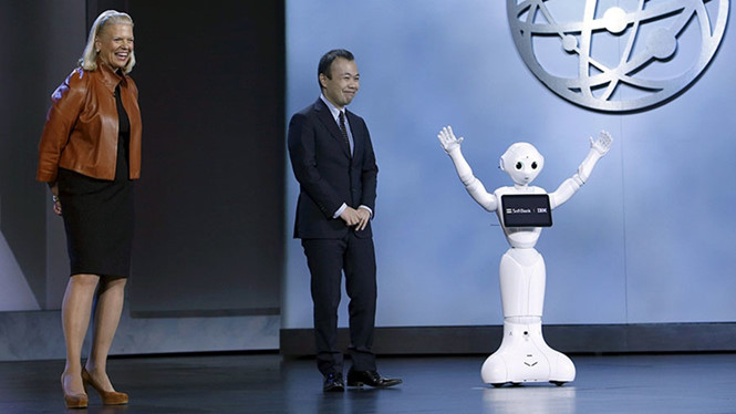 Robot Pepper chào khán giả tại triển lãm công nghệ CES 2016 vừa qua - Ảnh: Reuters