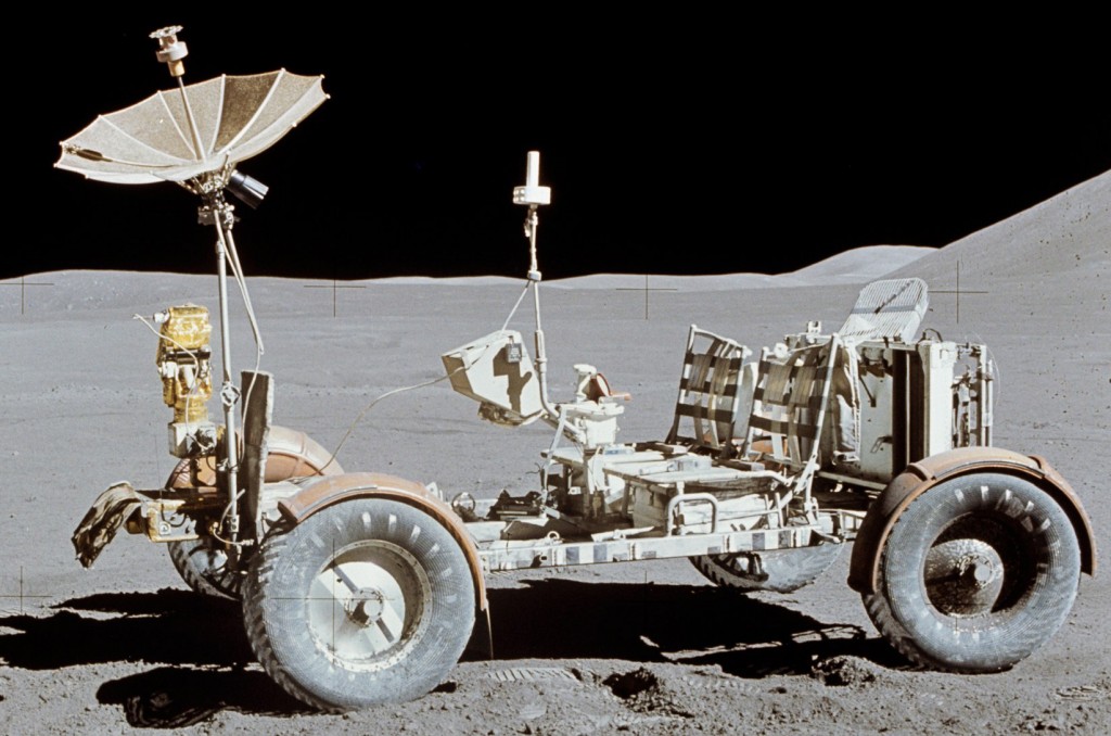   Chiếc Lunar Rover dùng để di chuyển trên mặt trăng trong nhiệm vụ Apollo 15 của NASA với các bánh xe được gắn động cơ điện