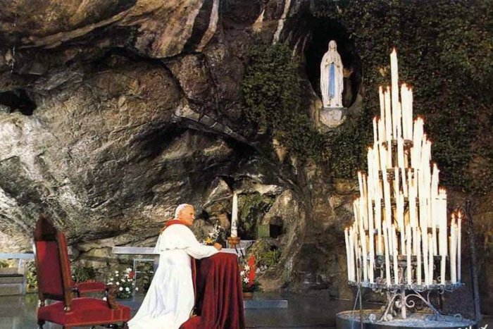  Hang đá nơi Bernadette gặp Đức mẹ Maria