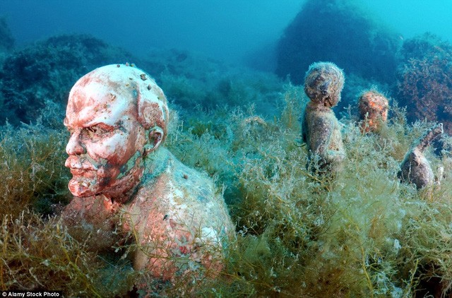 Đường bờ biển ở mũi Tarhankut, Tarhan Qut ở Crimea là nơi tập trung nhiều bức tượng chân dung của những nhà lãnh đạo tài ba trên thế giới .