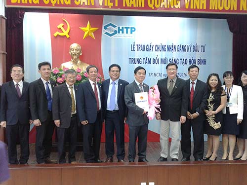 Ông Lê Hoài Quốc, Trưởng ban quản lý Khu Công nghệ cao TP.HCM trao giấy chứng nhận cho đại diệnCông ty Cổ phần Xây dựng và Kinh doanh địa ốc Hòa Bình