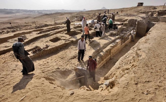 Các nhà khảo cổ khai quật một ngôi mộ cổ 4.000 năm tuổi được phát hiện ở Abusir, ngoại ô thủ đô Ai Cập, (Nguồn: AFP).