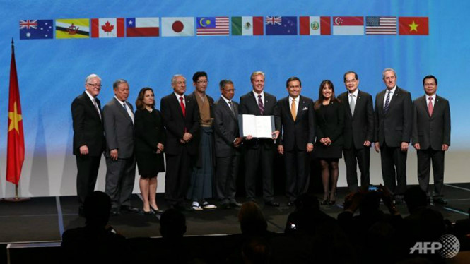 Thủ tướng New Zealand và đại diện 12 nước ký kết HIệp định TPP tại Auckland ngày 4.2 - Ảnh: AFP