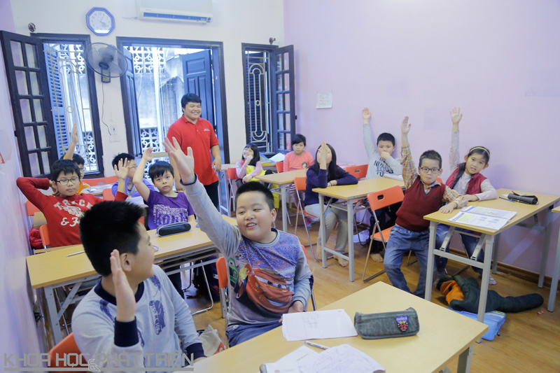 Các em học sinh hăng hái trong giờ học toán của thầy giáo nước ngoài. Ảnh: Loan Lê