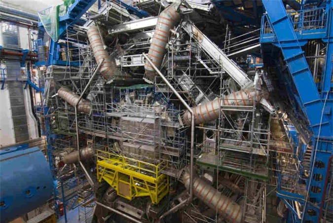 Một nam châm điện siêu dẫn của máy gia tốc hạt Large Hadron Collider.