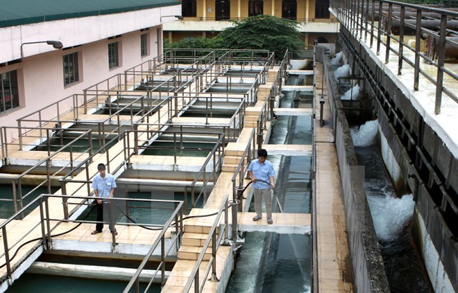 Sản xuất nước sạch ở Công ty kinh doanh nước sạch Hà Nội. (Ảnh: Bùi Tường/TTXVN)