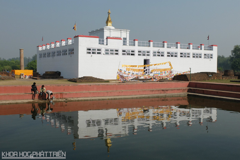 Trung tâm của thánh địa Lumbini là đền Maya Devi lưu giữ hòn đá đánh dấu nơi đức Phật đản sinh. Cạnh đó là hồ nước thiêng, tương truyền là nơi Hoàng hậu Maya tắm cho Thái tử Siddharta - người sau này trở thành đức Phật.