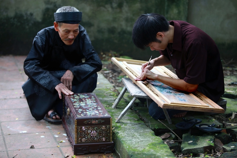  	Lớp trẻ kế thừa nghề làm khảm trai ở Chuôn Ngọ, Phú Xuyên, Hà Nội.