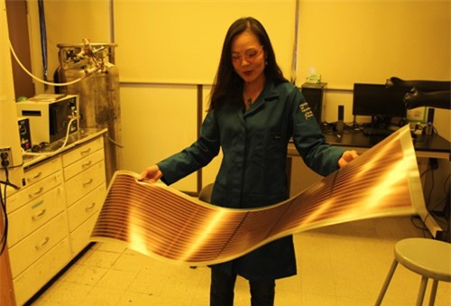 Pin năng lượng mặt trời làm từ chất nhựa dẫn điện Nghiên cứu trong phòng thí nghiệm của Giáo sư .