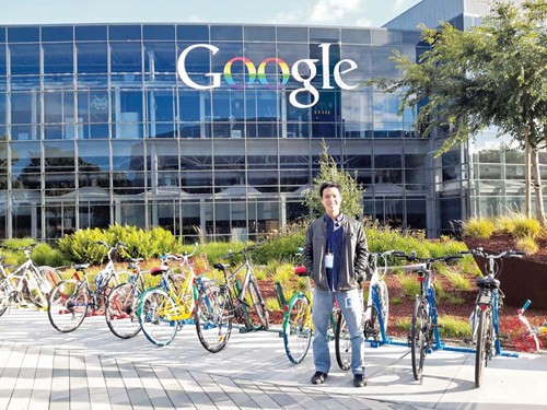 Nguyễn Minh Tú tại trụ sở Google (Mỹ) - Ảnh: Nhân vật cung cấp