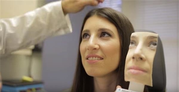 MirrorMe3D cho phép khách hàng xem trước kết quả phẫu thuật thẩm mĩ bằng một bản in bằng nhựa hoặc thạch cao