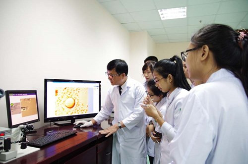 GS Thuận và các cộng sự trong phòng thí nghiệm.