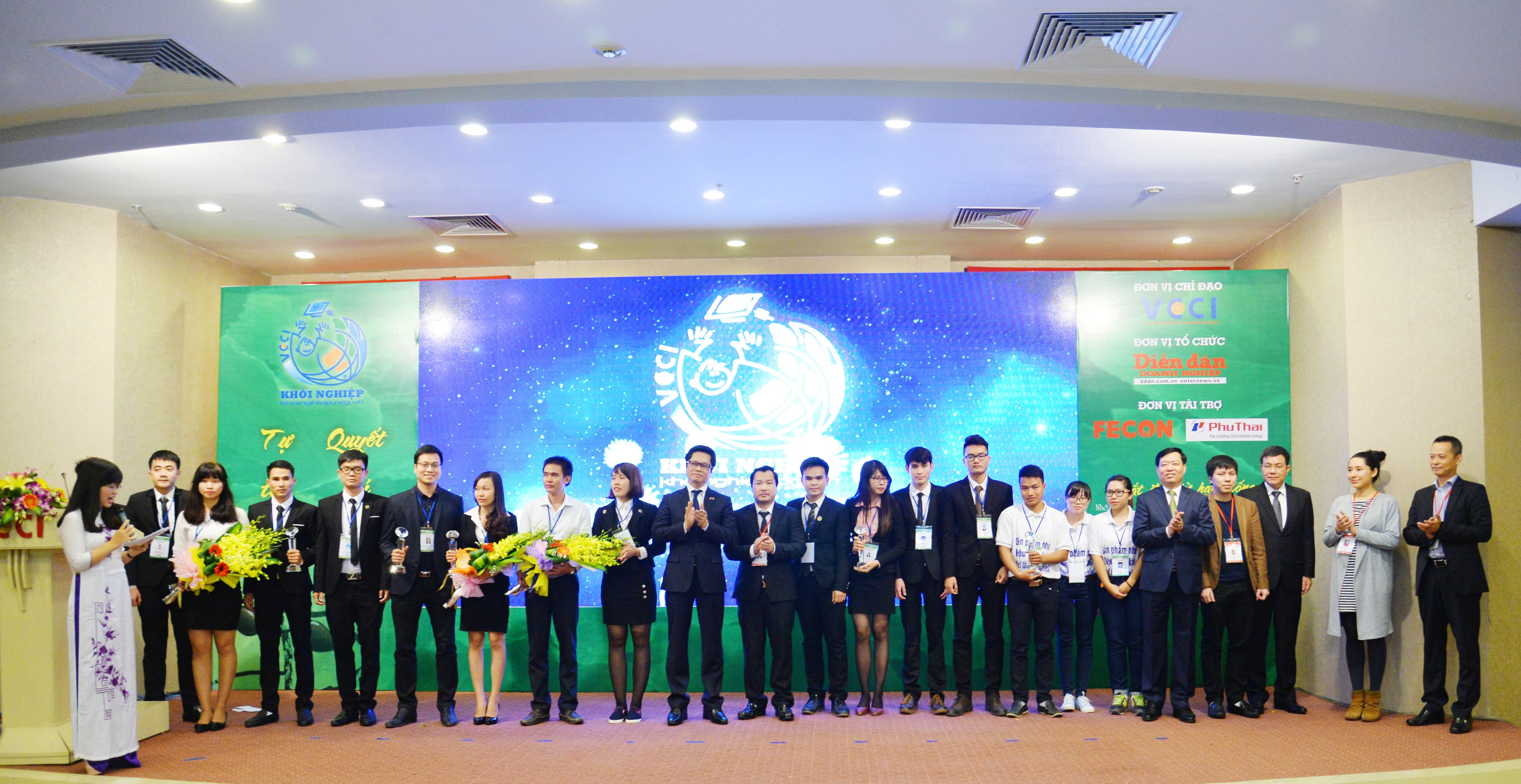 TS Vũ Tiến Lộc – Chủ tịch VCCI và ông Phạm Minh Huân – Thứ trưởng Bộ LĐTBXH (thứ 5 từ phải sang), các thành viên Hội đồng thẩm định cùng các nhóm Dự án đạt giải Cuộc thi Khởi nghiệp 2015.