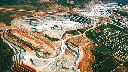 Mỏ amiang trắng lớn nhất châu Mỹ với một bên là thành phố Minacu có 32.000 dân