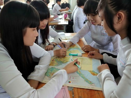 Học sinh với SGK môn địa lý hiện hành - Ảnh: Đào Ngọc Thạch