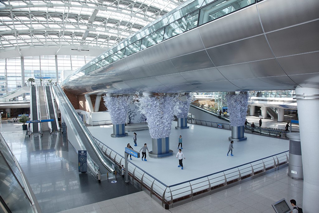 Sân bay quốc tế Incheon, Seoul, Hàn Quốc: Sân bay đạt 5 sao từ Sky Trax này thường xuyên tổ chức các buổi hòa nhạc và sự kiện âm nhạc phục vụ du khách. Ngoài ra, Incheon còn có trung tâm mua sắm miễn thuế lớn nhất thế giới, sân trượt băng, spa, vườn cây với đài phun nước, và phòng nghỉ dành riêng cho các gia đình có trẻ sơ sinh. Ảnh: Postcardandtag.