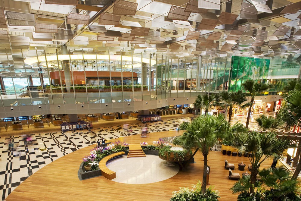 Sân bay Changi, Singapore: Cửa ngõ vào Singapore giống vườn thực vật và spa hơn là sân bay, và luôn giành vị trí đầu trong danh sách sân bay tuyệt nhất thế giới. Changi có vô số hoạt động thư giãn dành cho hành khách, từ bể bơi, rạp phim, nơi học làm đồ thủ công, khu trò chơi điện tử, tới hàng loạt vườn cây. Đây là sân bay trong mơ dành cho những người phải di chuyển nhiều. Ảnh: Airlinenewsphilippines/Wordpress.