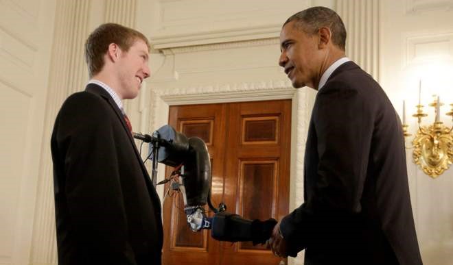 Easton và sáng tạo của mình đang bắt tay Tổng thống Obama. Ảnh: Durangoherald.
