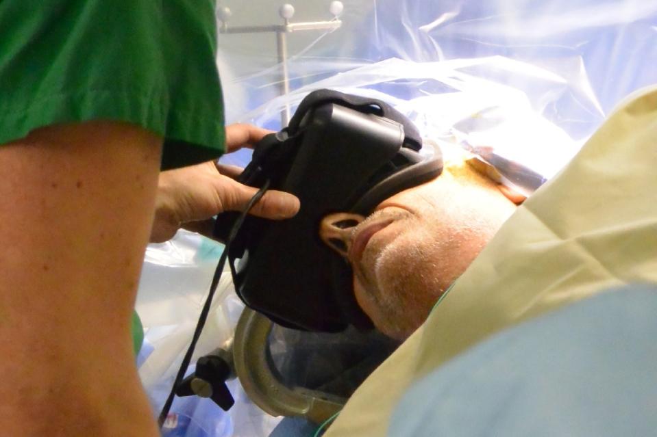 Một bệnh nhân đeo kính thực tế ảo trong quá trình phẫu thuật não tại bệnh viện Đại học Angers nằm ở phía Tây nước Pháp. Ảnh: AFP