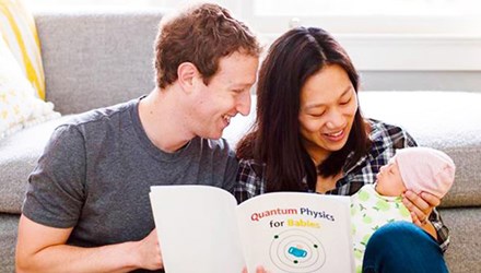 Mark Zuckerberg đọc sách về Vật lý lượng tử cho con gái hai tuần tuổi. Ảnh: Facebook.