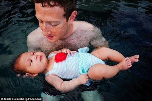 Ông chủ Facebook khoe buổi học bơi đầu tiên của Max trên Facebook cá nhân. Ảnh:Facebook.