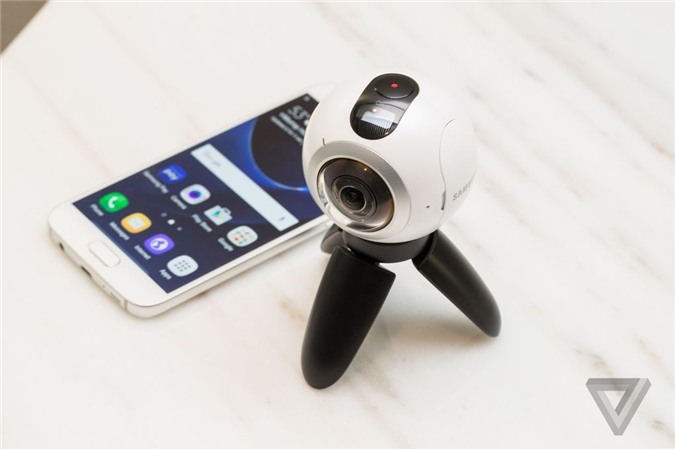 
            Giống như hầu hết tất cả các thiết bị chụp hình hay quay clip khác thì Gear 360 cũng cần phải kết nối với một thiết bị nào đó để sử dụng được các tập tin đã lưu. Và Galaxy S7 và S7 Edge là 2 thiết bị duy nhất có thể kết hợp với Gear 360 tại thời điểm này.