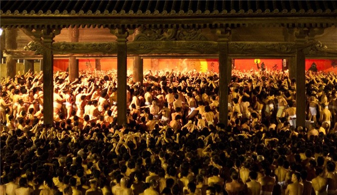  Lễ hội này hình thành từ hơn 500 năm trước, khi những tín đồ đạo Shinto cạnh tranh để nhận được các bùa giấy từ thầy tu.