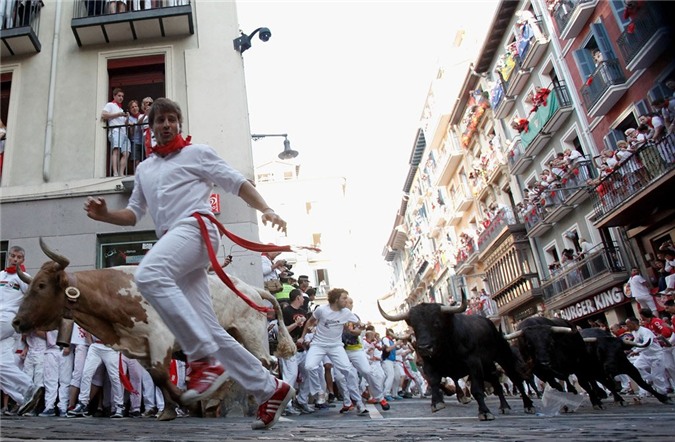 Đây là lễ hội nổi tiếng của Tây Ban Nha, thu hút một lượng lớn du khách từ khắp nơi trên thế giới, dù năm nào cũng có người bị thương, thậm chí thiệt mạng.