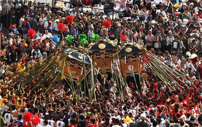 Lễ hội độc đáo này được tổ chức tại đền Matsubara Hachiman, thuộc thị trấn Shirahama, Himeji, Kansai.