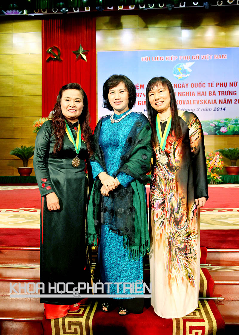 GS-TS Lê Thị Luân (ngoài cùng bên phải) trong ngày nhận giải thưởng Kovalevskaia năm 2013.