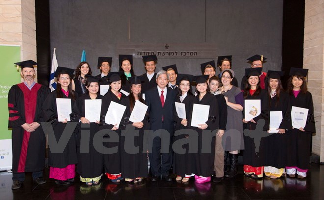 Đại sứ Việt Nam tại Israel Cao Trần Quốc Hải và các sinh viên Việt Nam tốt nghiệp thạc sỹ nông nghiệp khóa I tại Israel. (Ảnh: Trung Kiên/Vietnam+)
